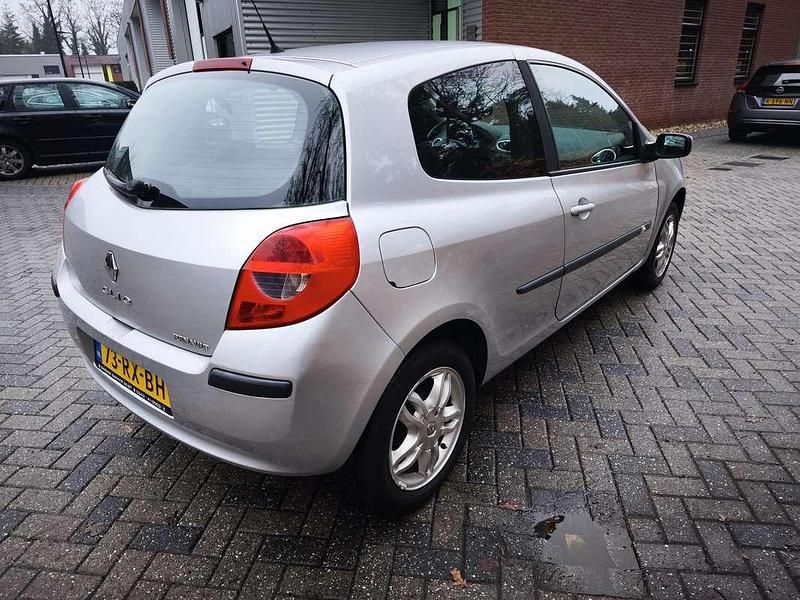 Occasion Renault Clio II 75 PK (55 kW) 2005 Grijs Hatchback