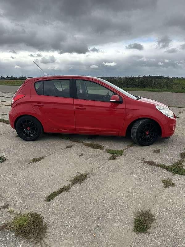 Rood Gebruikt 2011 Hyundai i20 MPV | € 3.250 - Afbeelding 1/4
