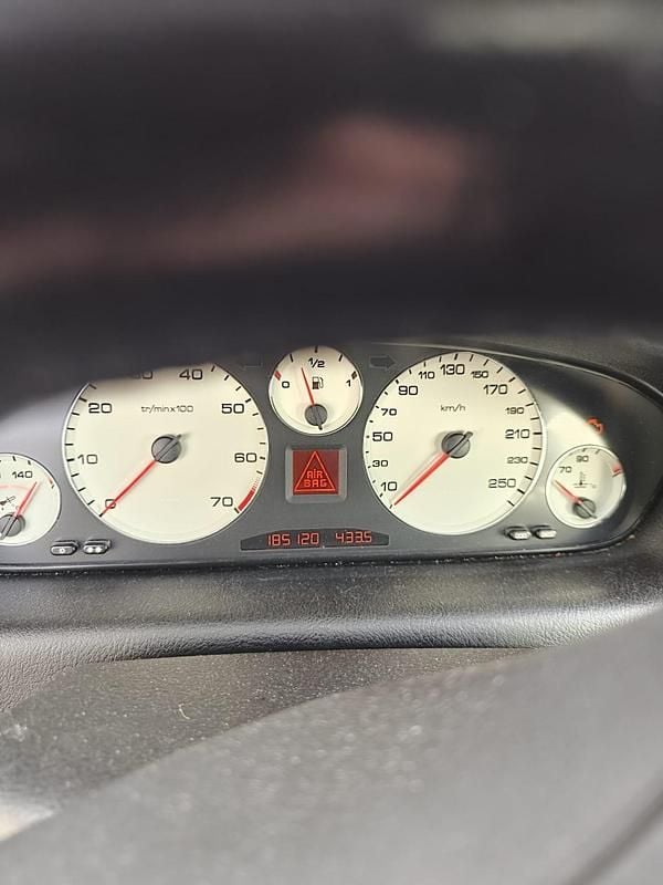 Zwart (metallic) Occasion 2001 Peugeot 607 Sedan | € 1.500 - Afbeelding 1/4