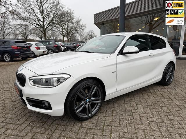 Wit Occasion 2016 BMW 118 Sport Line Hatchback | € 15.940 (Eerlijke prijs) - Afbeelding 1/4