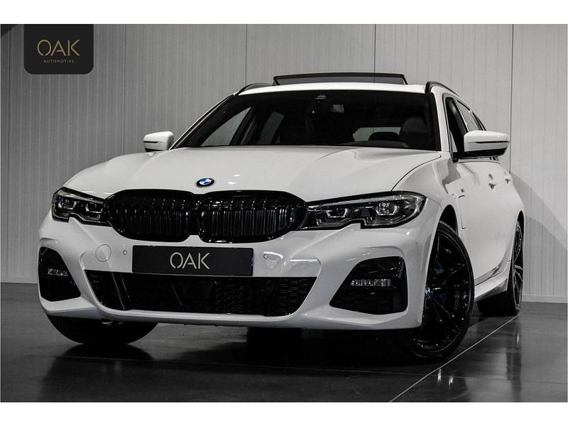 Wit Occasion 2021 BMW 330 Executive Stationwagen | € 35.900 (Iets duurder) - Afbeelding 1/3