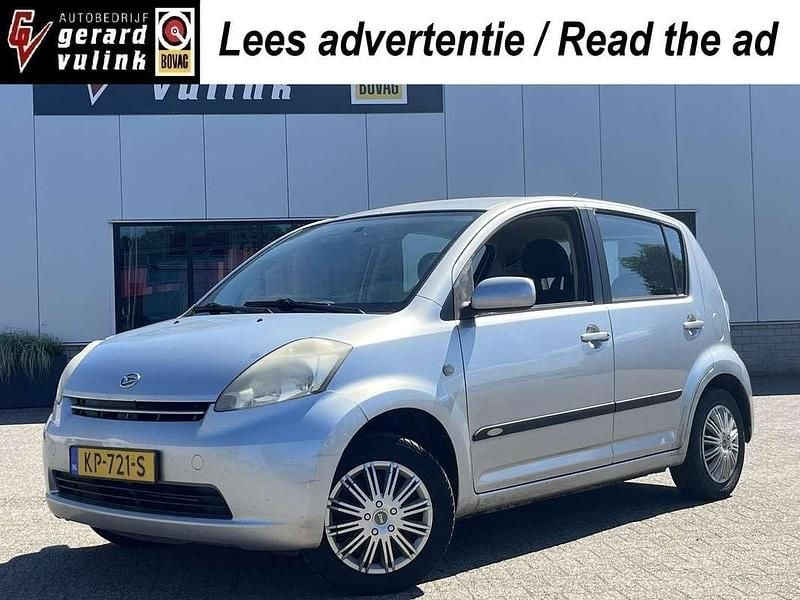 Grijs, metallic lak Gebruikt 2005 Daihatsu Sirion Hatchback | € 890 (Goede deal) - Afbeelding 1/4