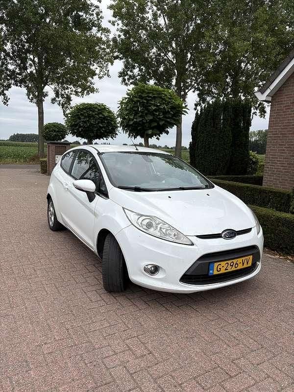 Wit Gebruikt 2010 Ford Fiesta Trend Hatchback | € 3.000 (Goede deal) - Afbeelding 1/4