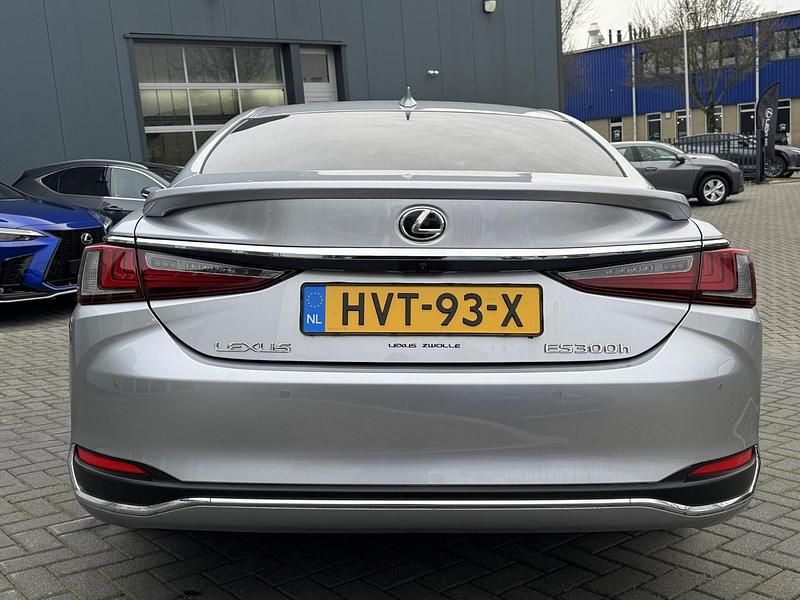 Occasion Lexus ES300H Business Edition 218 PK (160 kW) 2024 Grijs Sedan