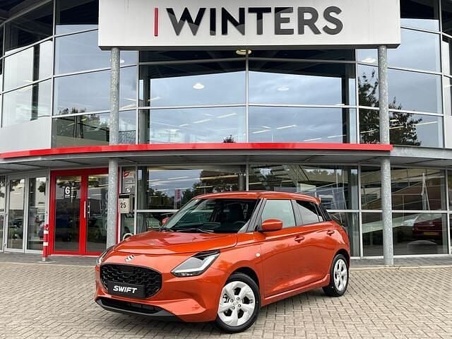 Oranje Nieuw 2025 Suzuki Swift Hatchback | € 22.975 (Eerlijke prijs) - Afbeelding 1/4