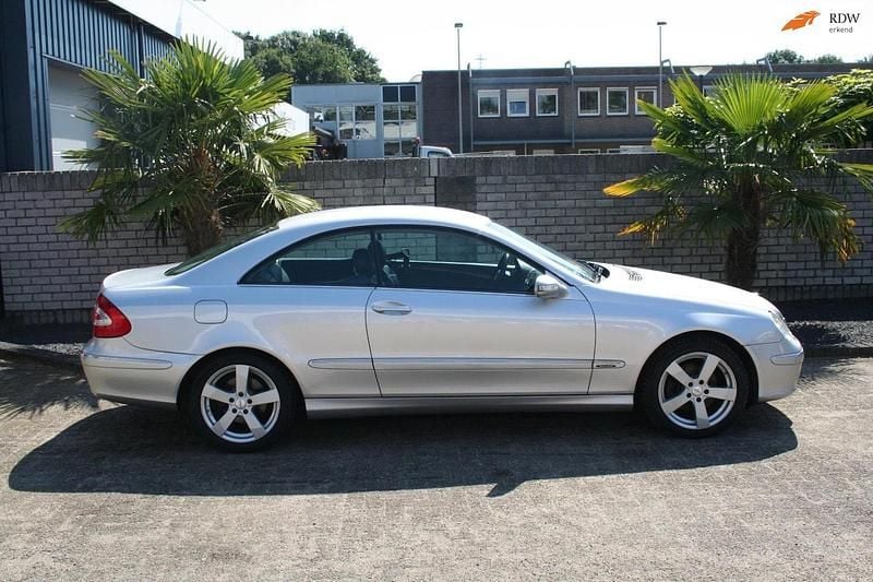 Grijs (metallic) Gebruikt 2004 Mercedes 240 Elegance Coupé | € 8.999 - Afbeelding 1/4