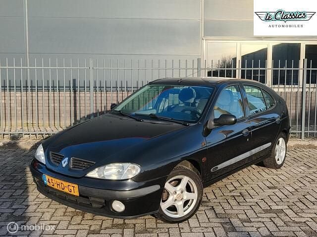 Zwart Occasion 2001 Renault Mégane Authentique Hatchback | € 1.298 (Eerlijke prijs) - Afbeelding 1/4