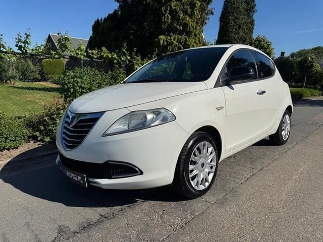 Wit Gebruikt 2011 Lancia Ypsilon Silver Hatchback | € 3.999 (Iets duurder) - Afbeelding 1/4