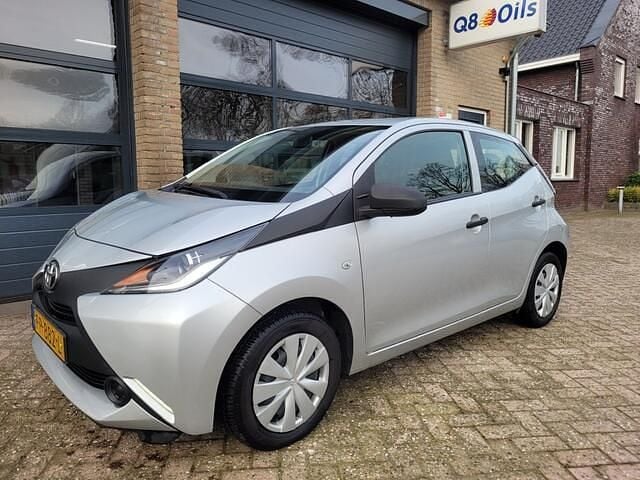 Grijs (metallic) Occasion 2017 Toyota Aygo Hatchback | € 7.695 (Super prijs) - Afbeelding 1/4
