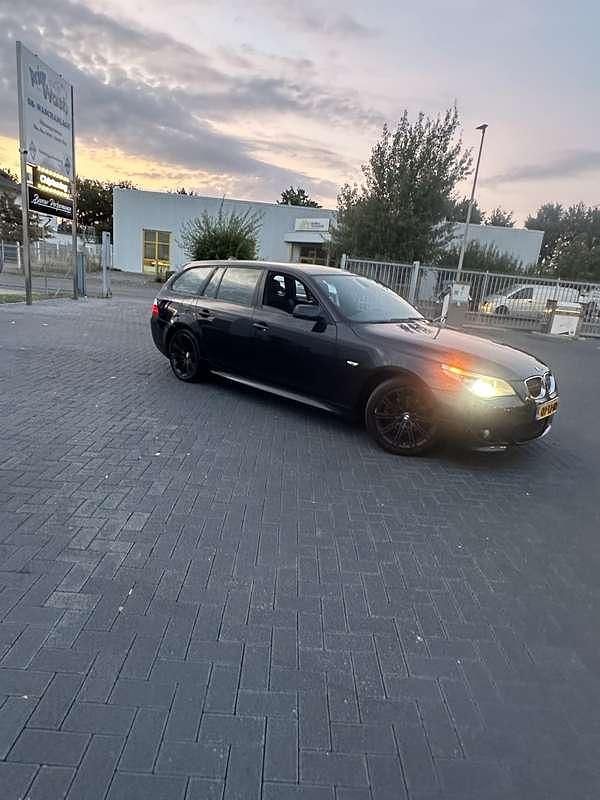 Zwart Gebruikt 2006 BMW 525 M Sport Stationwagen | € 5.000 - Afbeelding 1/4