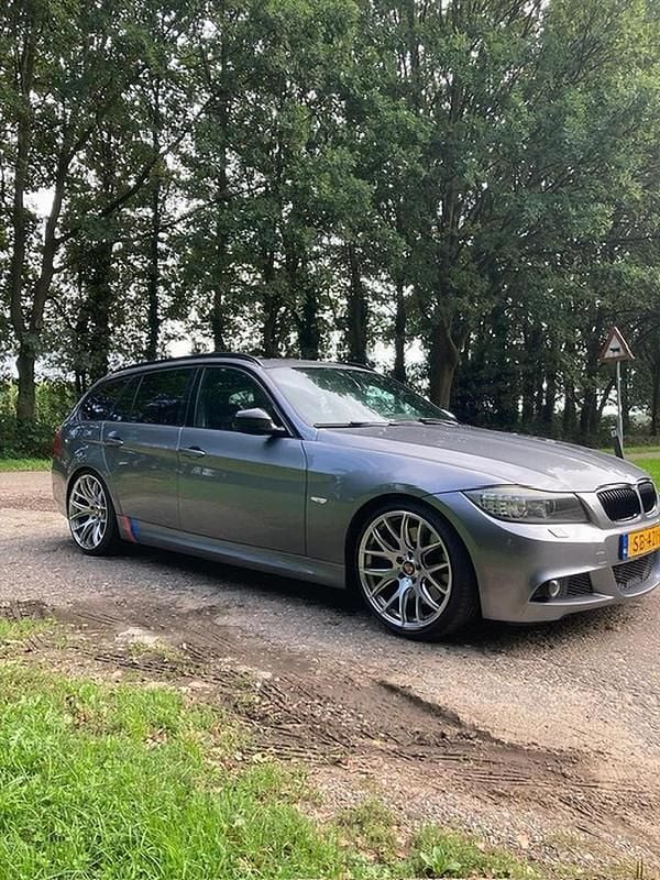 Grijs (metallic) Gebruikt 2010 BMW 335 Executive Stationwagen | € 19.000 (Iets duurder) - Afbeelding 1/4