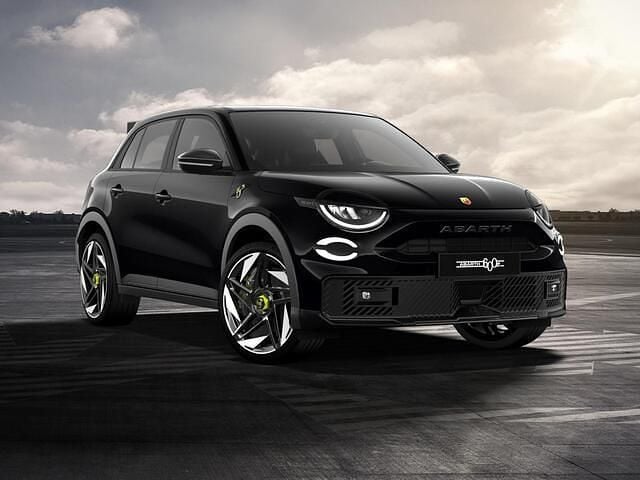 Nieuw Abarth 600e Turismo 175 kW (238 PK) 2025 Venom black (601) SUV