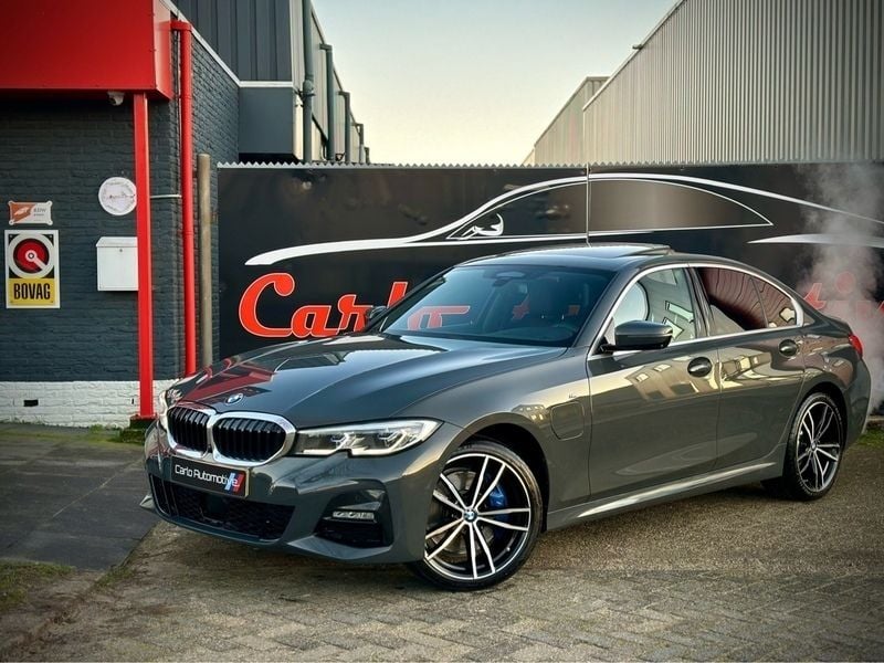 Grijs / dravitgrau metallic (c36) Gebruikt 2019 BMW 330e M Sport Sedan | € 35.950 (Duur) - Afbeelding 1/4