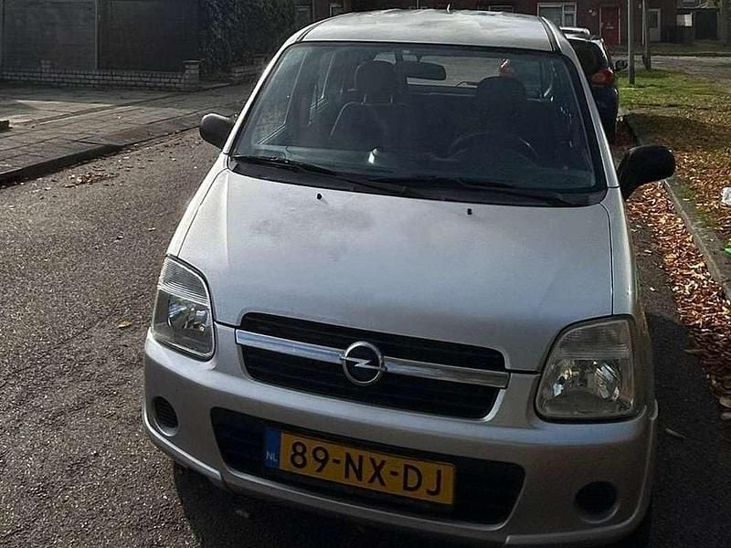 Grijs Gebruikt 2004 Opel Agila Essentia MPV | € 750 (Goede deal) - Afbeelding 1/4