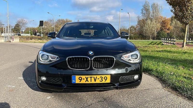 Zwart Occasion 2014 BMW 114 Executive Hatchback | € 6.995 (Goede deal) - Afbeelding 1/4