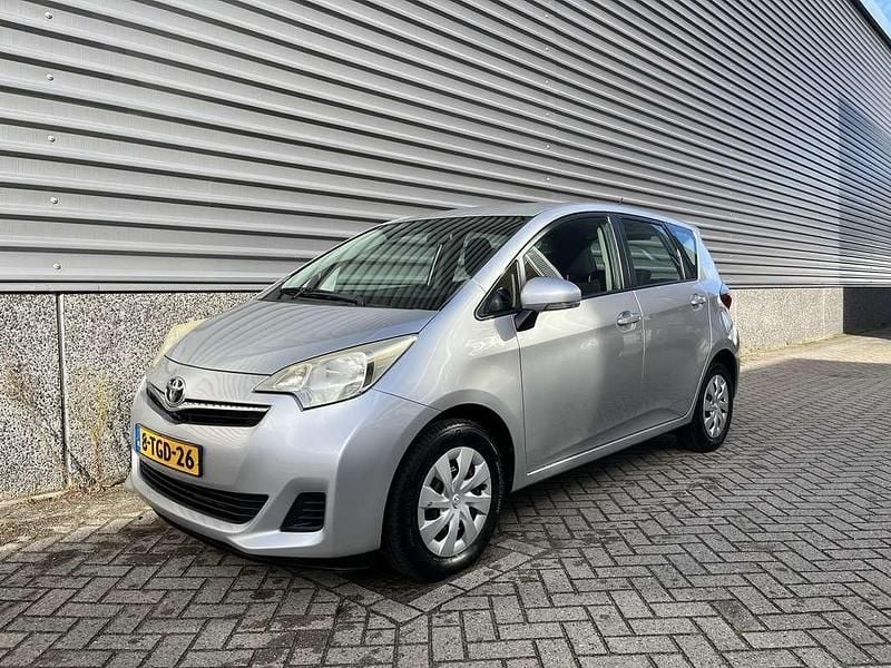 Grijs Gebruikt 2011 Toyota Verso-S Comfort MPV | € 6.950 (Goede deal) - Afbeelding 1/4