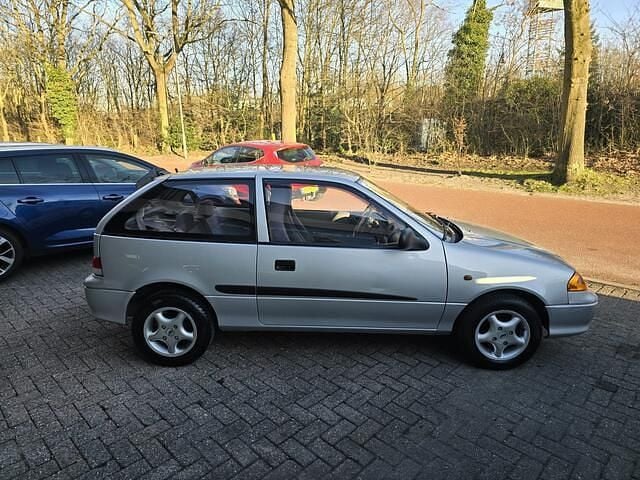Occasion Suzuki Swift 86 PK (63 kW) 2001 Grijs Hatchback