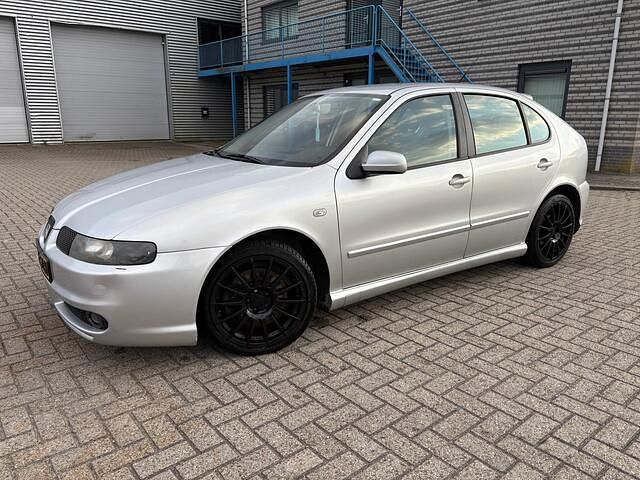 Grijs Gebruikt 2003 Seat Leon Hatchback | € 4.450 (Eerlijke prijs) - Afbeelding 1/4