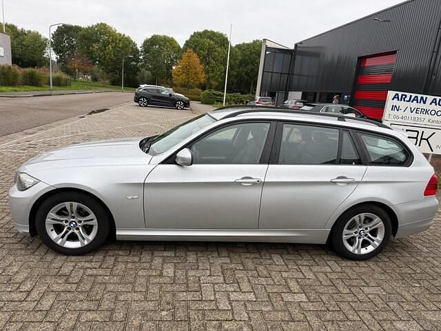Grijs Gebruikt 2010 BMW 318 Stationwagen | € 3.950 (Goede deal) - Afbeelding 1/4