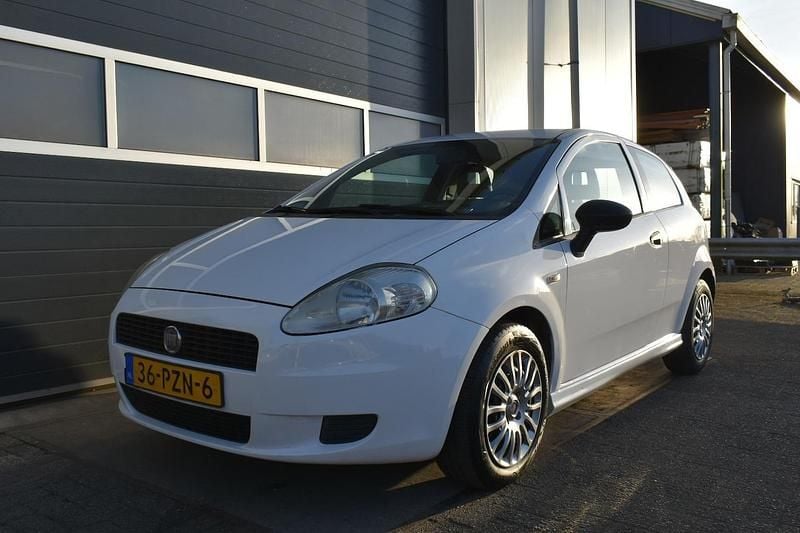Wit Gebruikt 2011 Fiat Grande Punto Hatchback | € 2.749 (Eerlijke prijs) - Afbeelding 1/4