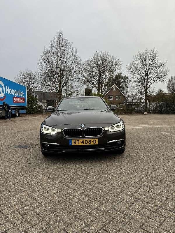 Bruin Occasion 2018 BMW 320 Sedan | € 18.700 (Eerlijke prijs) - Afbeelding 1/4