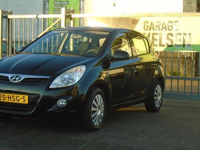 Zwart Occasion 2009 Hyundai i20 Hatchback | € 2.099 (Eerlijke prijs) - Afbeelding 1/4