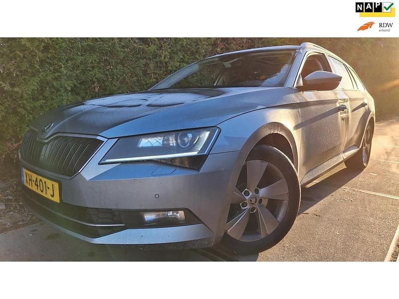 Grijs Occasion 2019 Skoda Superb Clever Stationwagen | € 10.950 (Eerlijke prijs) - Afbeelding 1/4