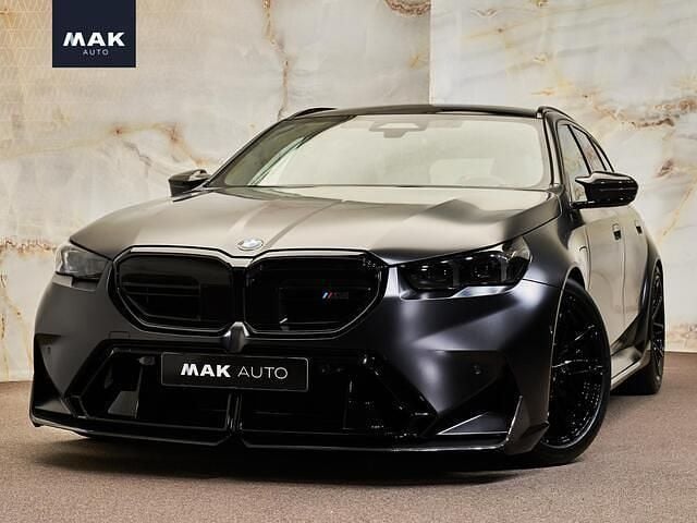 Grijs, metallic lak Gebruikt 2025 BMW M5 M Performance Stationwagen | € 189.950 - Afbeelding 1/4