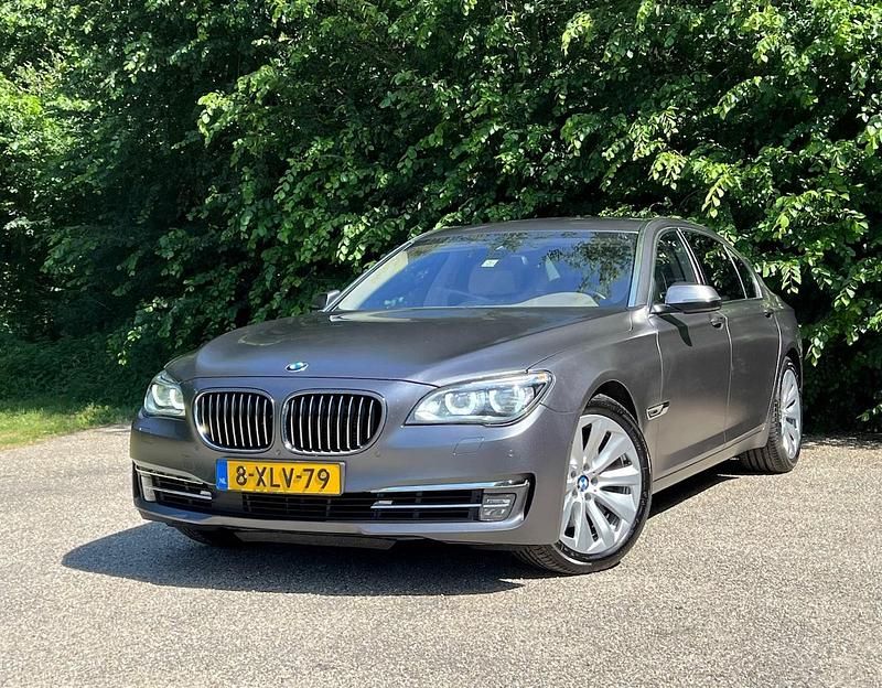 Grijs (metallic) Gebruikt 2012 BMW 740L Sedan | € 17.500 - Afbeelding 1/4