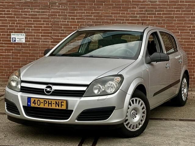 Grijs, metallic lak Occasion 2004 Opel Astra Essentia Hatchback | € 2.750 (Eerlijke prijs) - Afbeelding 1/4