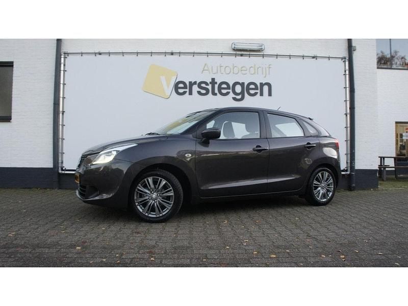 Grijs (metallic) Gebruikt 2017 Suzuki Baleno Exclusive Hatchback | € 10.450 (Eerlijke prijs) - Afbeelding 1/4