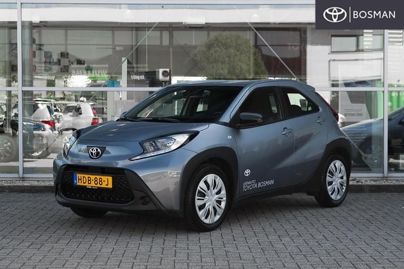 Grijs Occasion 2025 Toyota Aygo X Play SUV | € 19.549 (Super prijs) - Afbeelding 1/4