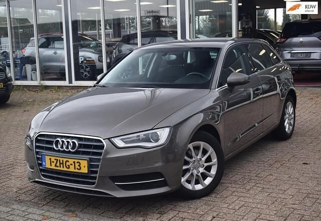 Grijs Gebruikt 2014 Audi A3 Sportback g-tron Attraction Sedan | € 8.245 (Goede deal) - Afbeelding 1/4