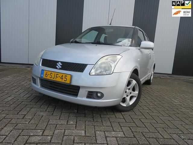 Grijs, metallic lak Gebruikt 2005 Suzuki Swift GLS Hatchback | € 1.950 (Super prijs) - Afbeelding 1/4