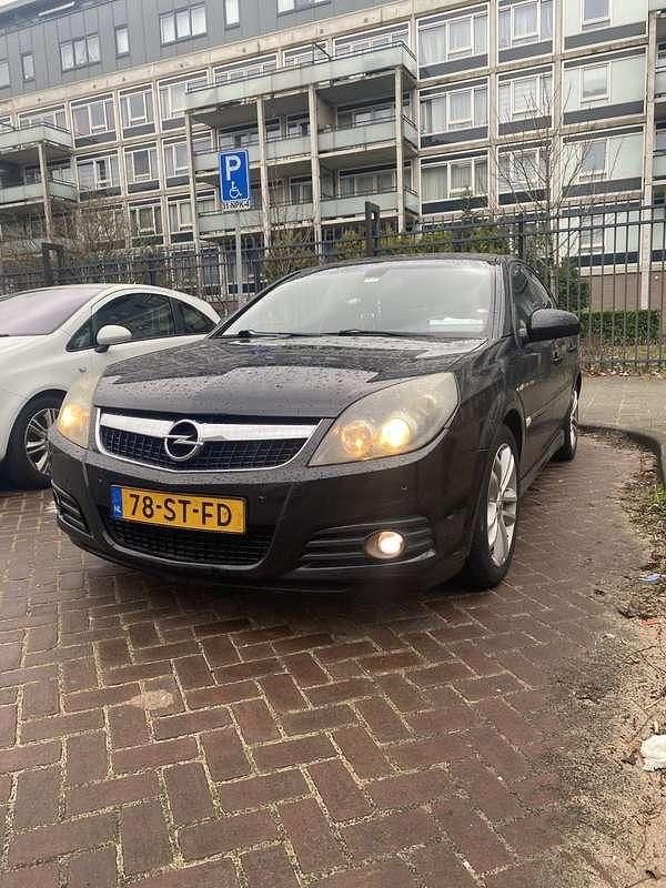 Zwart Gebruikt 2006 Opel Vectra Executive Hatchback | € 1.500 (Eerlijke prijs) - Afbeelding 1/4