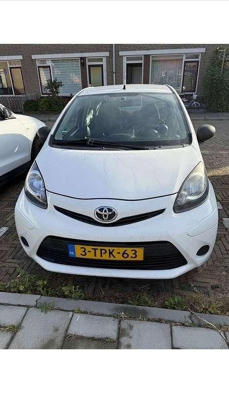 Wit Occasion 2014 Toyota Aygo Hatchback | € 3.000 (Super prijs) - Afbeelding 1/4
