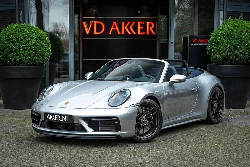 Grijs, metallic lak Gebruikt 2023 Porsche 992 Cabriolet | € 212.450 (Eerlijke prijs) - Afbeelding 1/4