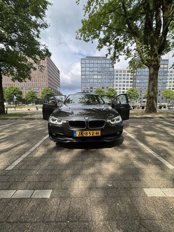 Bruin Gebruikt 2016 BMW 330e iPerformance Sedan | € 16.000 - Afbeelding 1/4