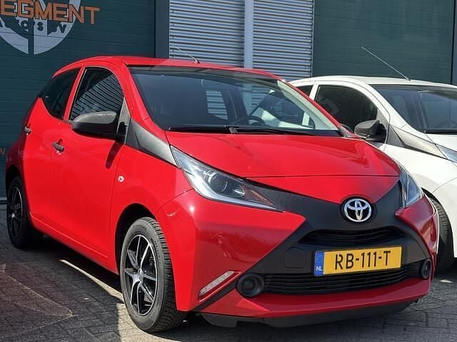 Rood Gebruikt 2017 Toyota Aygo Hatchback | € 7.490 (Goede deal) - Afbeelding 1/4