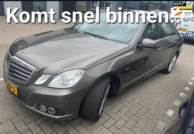 Grijs, metallic lak Gebruikt 2010 Mercedes E200 Elegance Sedan | € 11.385 (Eerlijke prijs) - Afbeelding 1/4