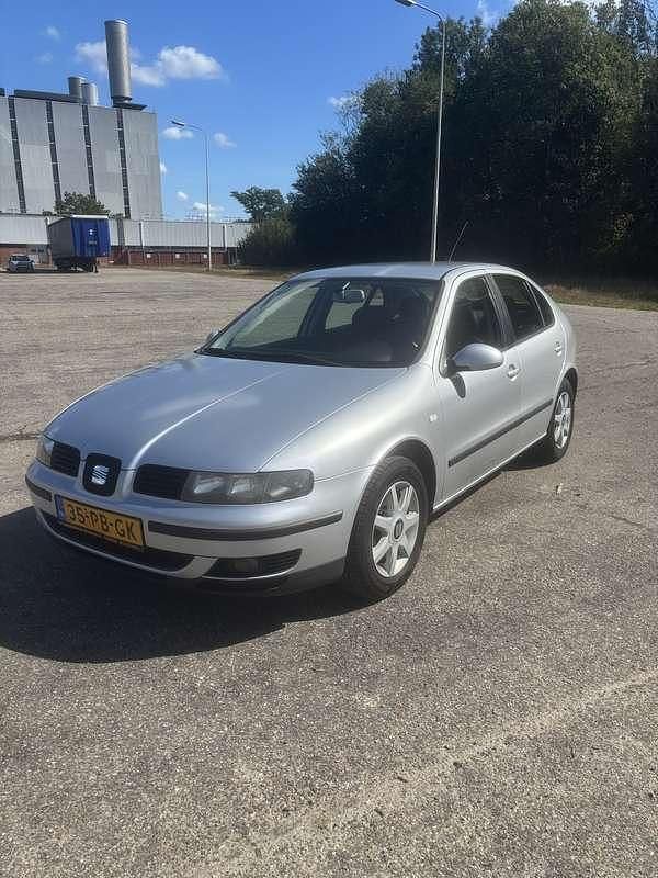 Grijs Gebruikt 2004 Seat Leon Hatchback | € 1.950 (Eerlijke prijs) - Afbeelding 1/4
