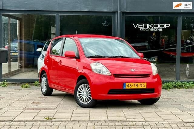 Rood Gebruikt 2007 Daihatsu Sirion Hatchback | € 3.950 (Goede deal) - Afbeelding 1/4