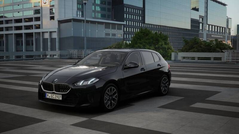 Zwart Nieuw 2025 BMW 120 Shadowline Hatchback | € 45.569 (Eerlijke prijs) - Afbeelding 1/4