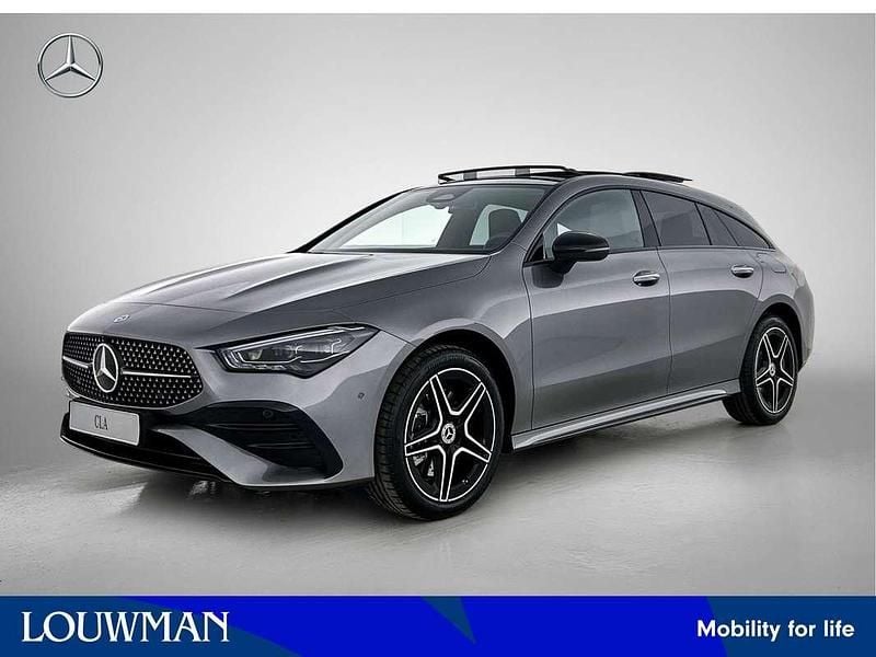 Grijs (metallic) Nieuw 2025 Mercedes CLA250e Shooting Brake Business Stationwagen | € 52.051 (Eerlijke prijs) - Afbeelding 1/4