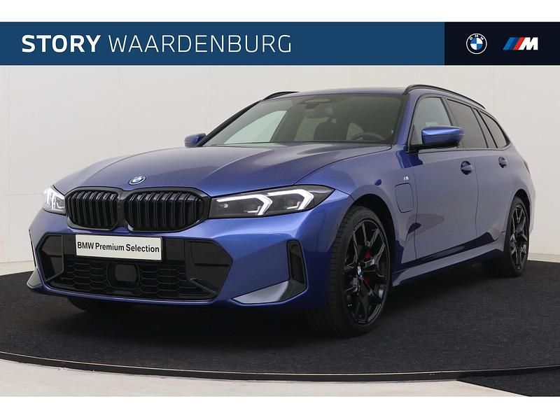 Blauw Gebruikt 2024 BMW 330e Executive Stationwagen | € 59.850 (Duur) - Afbeelding 1/4