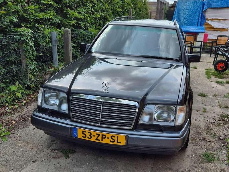 Zwart Gebruikt 1993 Mercedes E320 Stationwagen | € 6.900 - Afbeelding 1/4