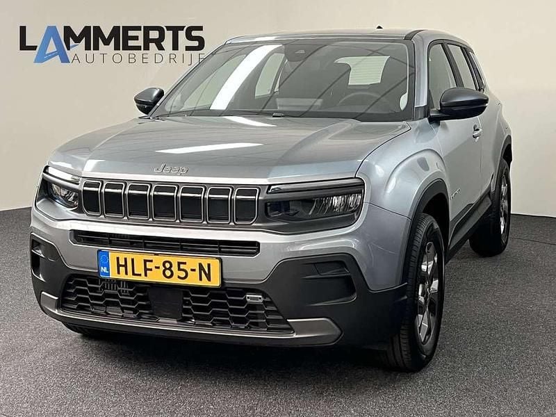 Grijs, metallic lak Nieuw 2024 Jeep Avenger Longitude SUV | € 30.500 (Eerlijke prijs) - Afbeelding 1/4