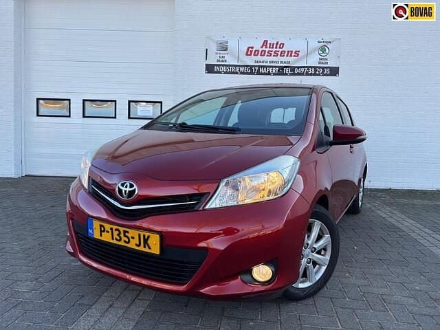 Rood Gebruikt 2013 Toyota Yaris Hatchback | € 6.995 (Goede deal) - Afbeelding 1/4