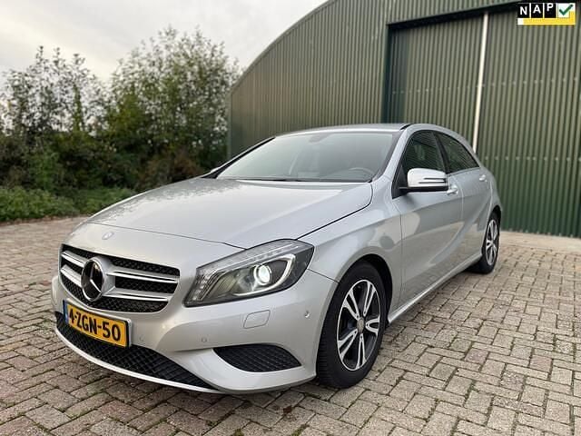 Grijs Gebruikt 2015 Mercedes A180 Ambition Hatchback | € 10.550 (Eerlijke prijs) - Afbeelding 1/4