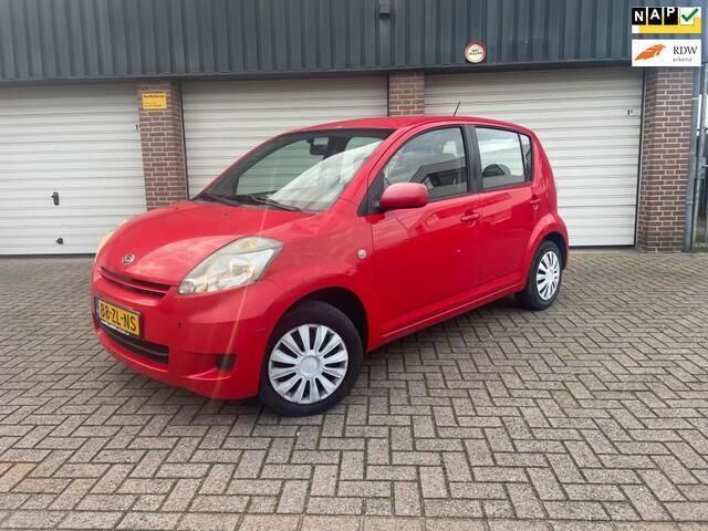 Rood Gebruikt 2008 Daihatsu Sirion Hatchback | € 1.350 (Goede deal) - Afbeelding 1/4